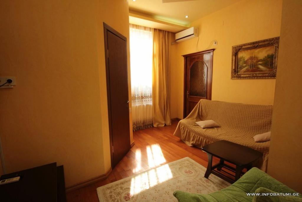 Hotel Black Sea House 巴统 外观 照片